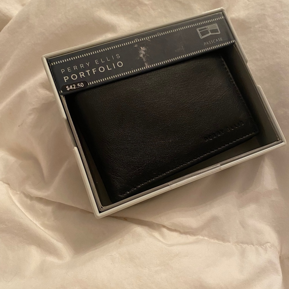 NWT leather wallet Perry Ellis. Black in box